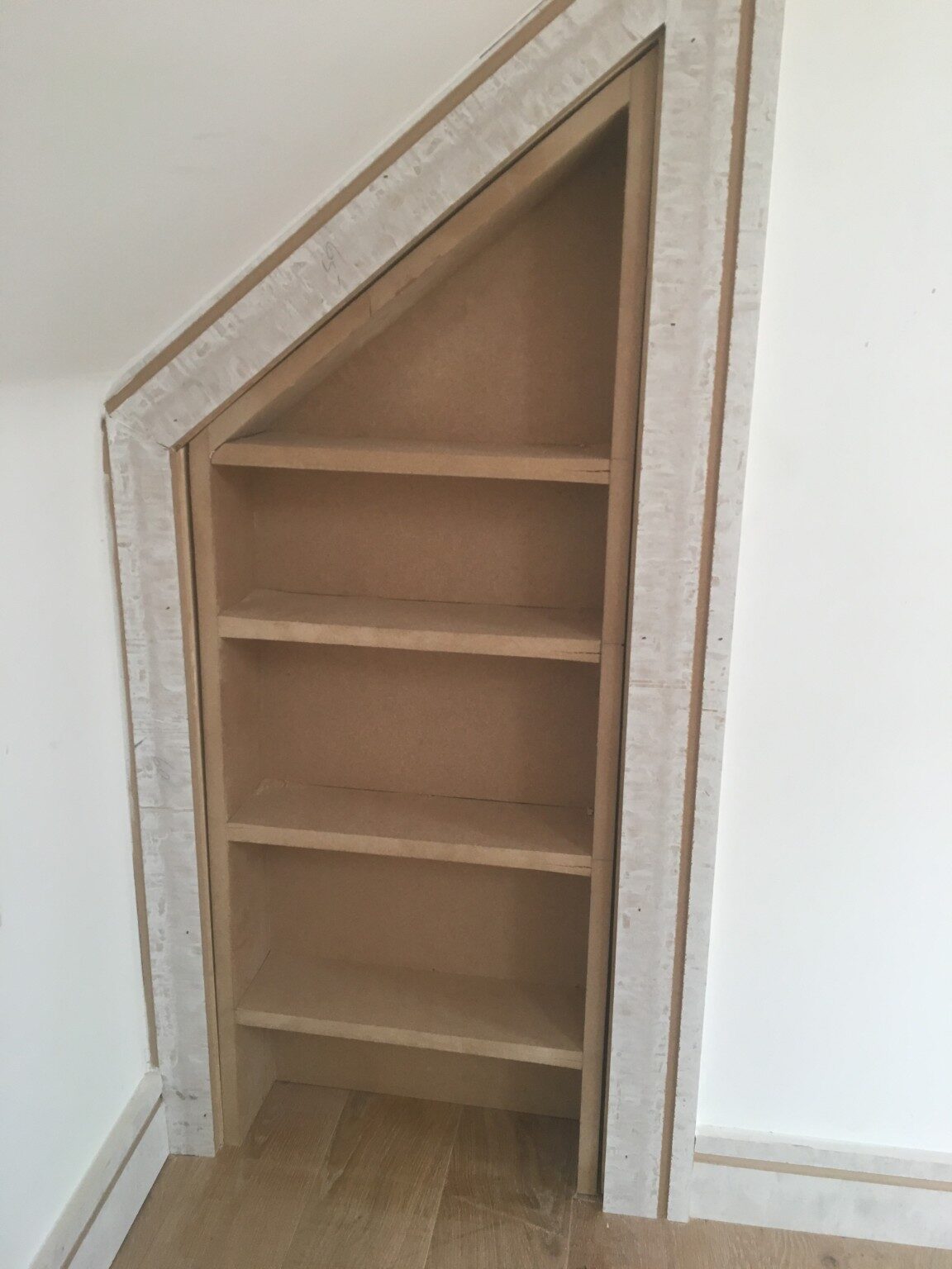 Made-to-measure loft shelving
